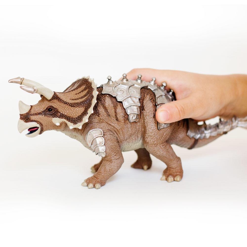 Armored Triceratops Figure by Safari 4