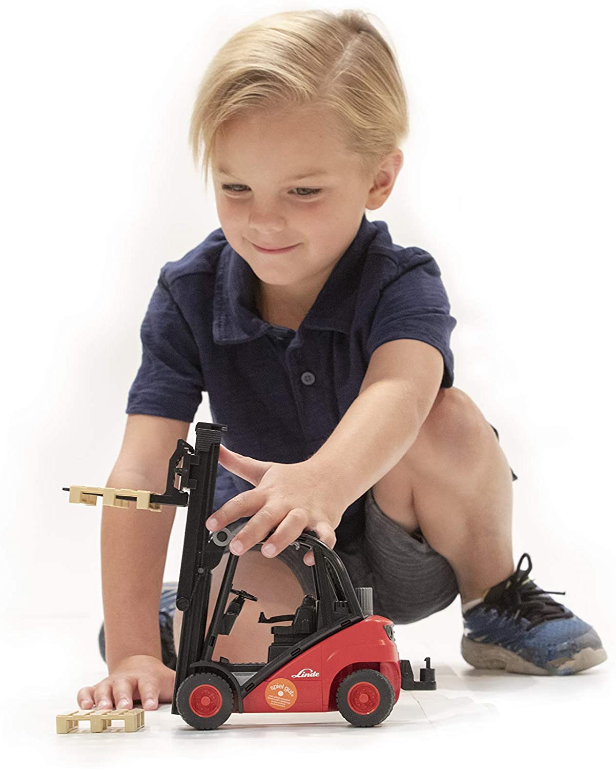 Linde Forklift with Pallets by Bruder 2