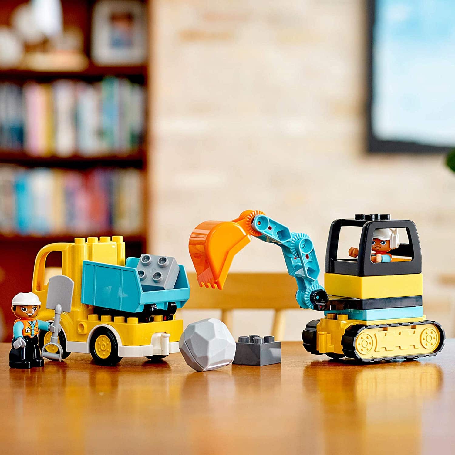 Duplo Construction Truck and Tracked Excavator by 4