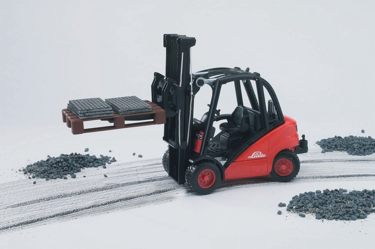 Linde Forklift with Pallets by Bruder 1