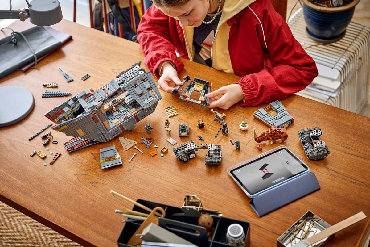Star Wars Offworld Sandcrawler™ and Mudhorn – A2Z Science & Toys