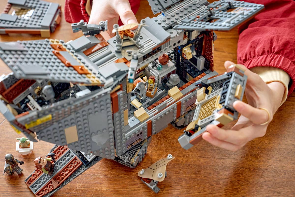Star Wars Offworld Sandcrawler™ and Mudhorn – A2Z Science & Toys