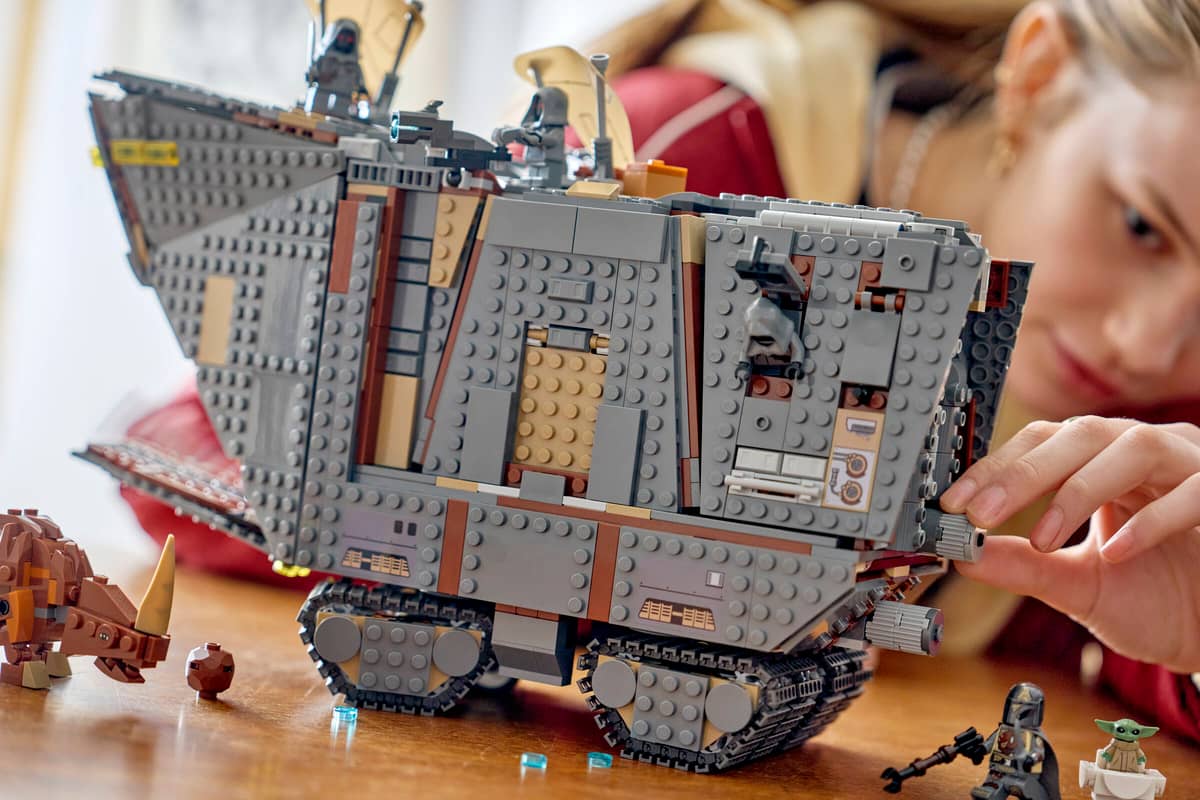 Star Wars Offworld Sandcrawler™ and Mudhorn – A2Z Science & Toys