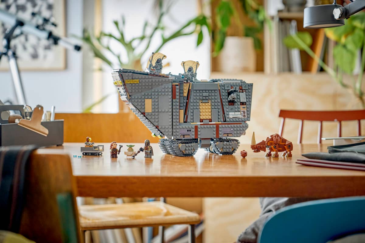 Star Wars Offworld Sandcrawler™ and Mudhorn – A2Z Science & Toys